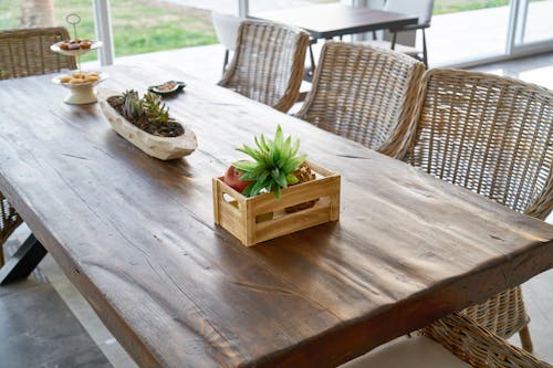 직사각형 갈색 나무 식탁과 의자 세트