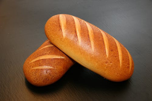 Masada İki Kahverengi Fırında Ekmek