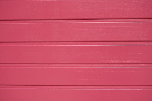 充满活力的粉红色木板特写，突出纹理与图案