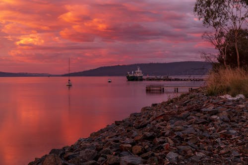 Kostenloses Stock Foto zu boote, bucht, dämmerung