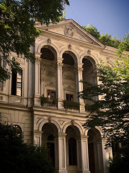 Foto d'estoc gratuïta de arbres, arcs, casa de poble