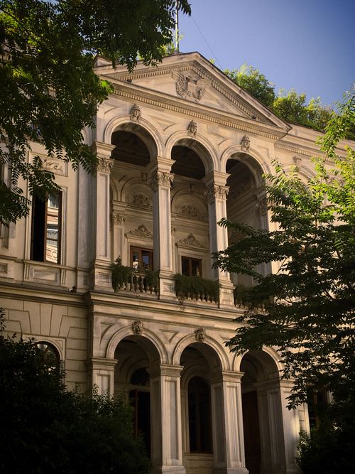 Free Classic building facade featuring arches and lush greenery in Istanbul, Turkey. Stock Photo