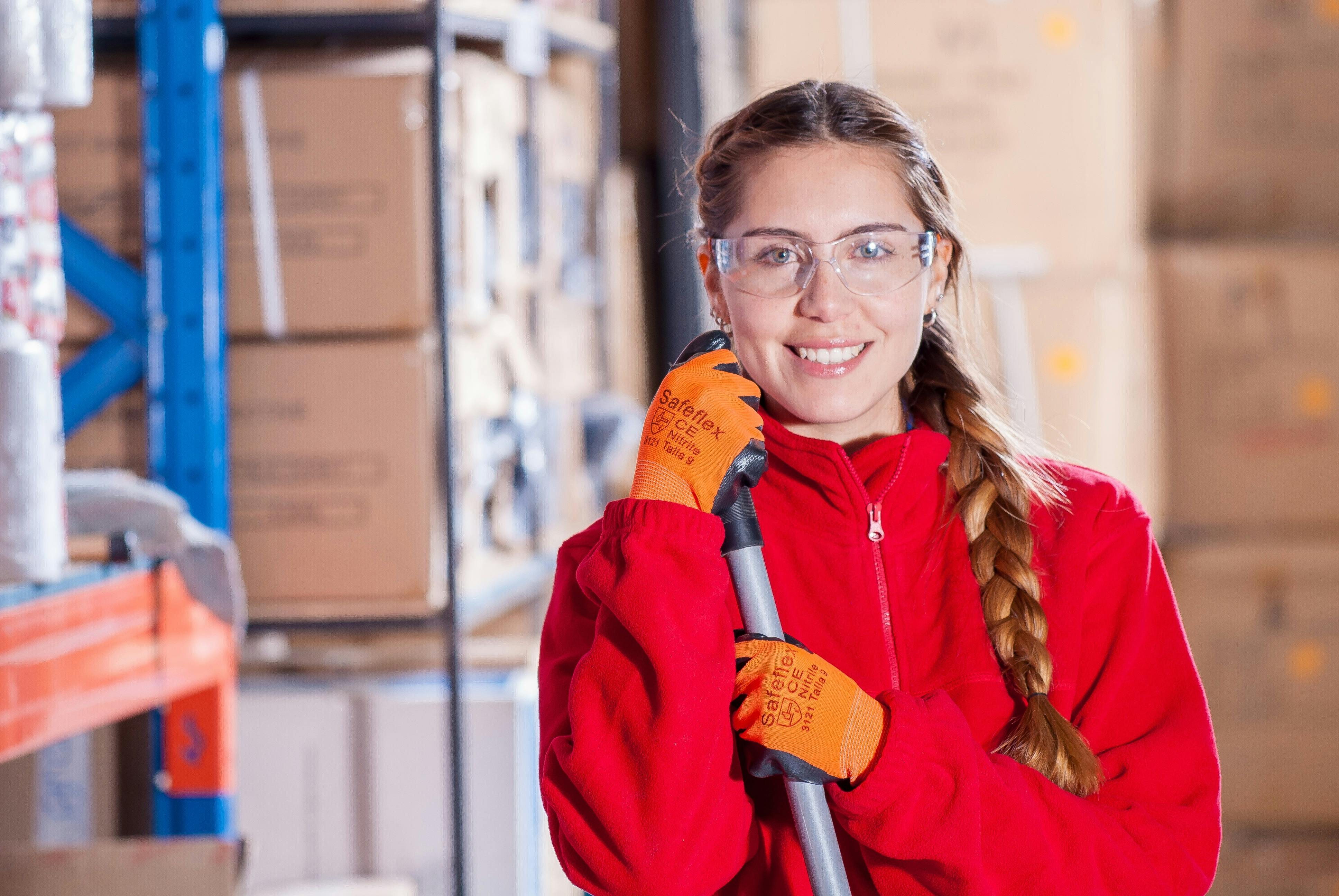 Woman holding a gray rod. | Photo: Pexels