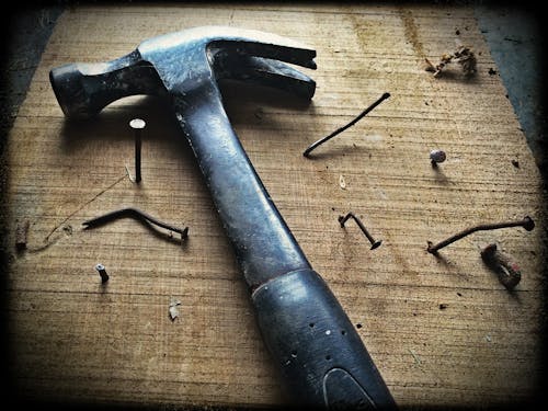 Free Black Claw Hammer Di Atas Papan Kayu Coklat Stock Photo