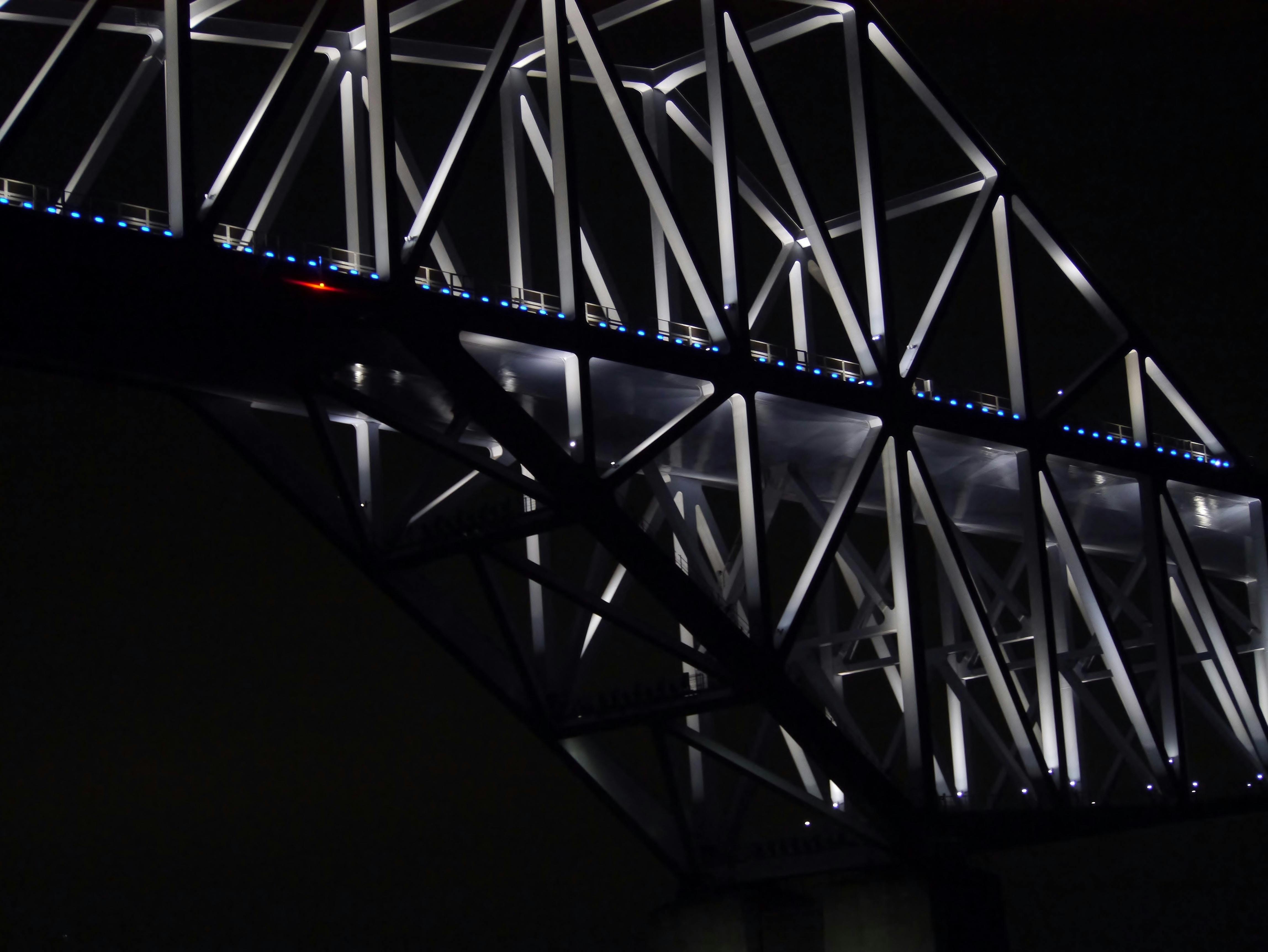 这座现代钢桥的夜景带有照明几何图案，非常适合城市和建筑主题