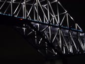 这座现代钢桥的夜景带有照明几何图案，非常适合城市和建筑主题