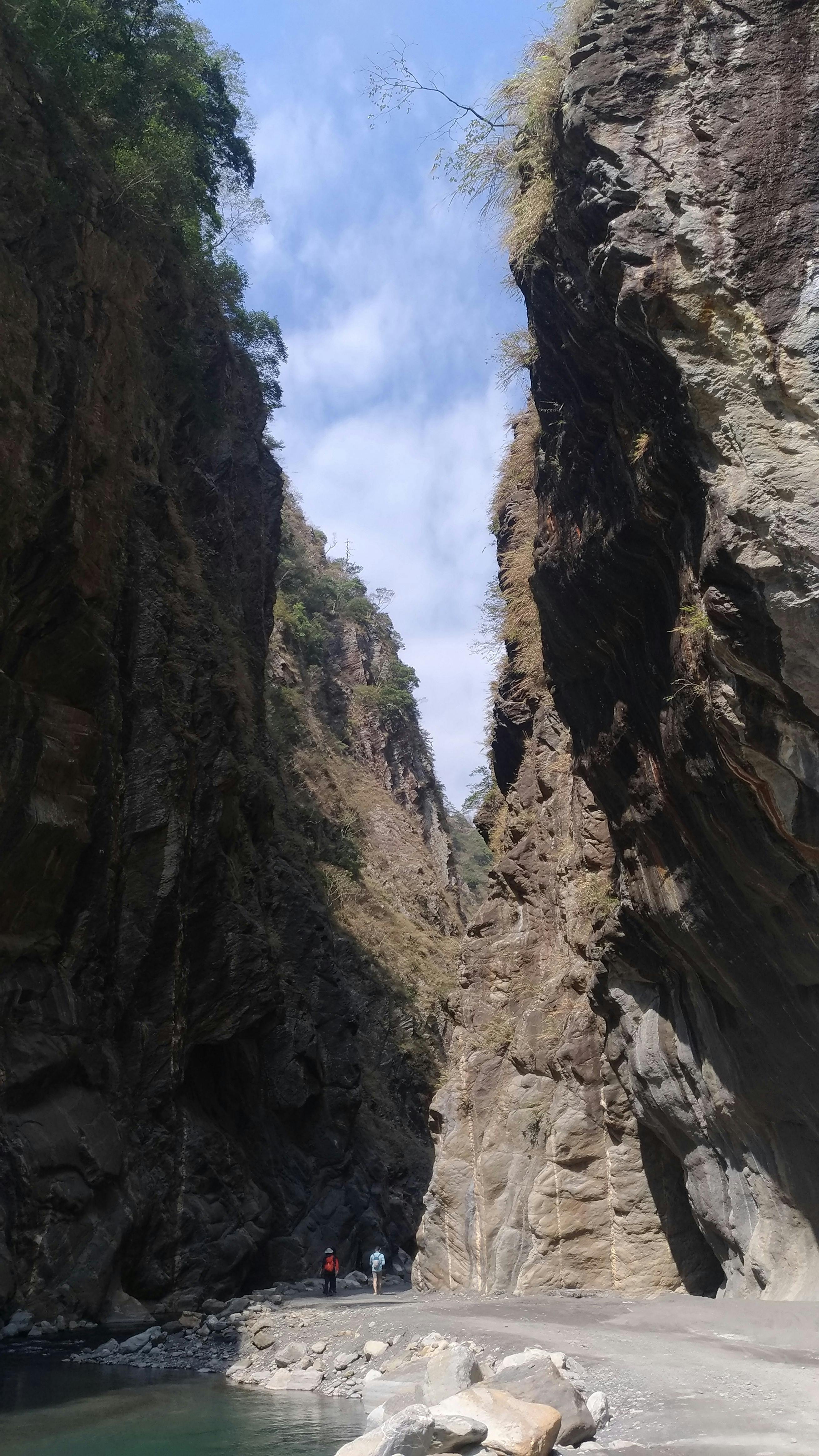 Palillos chinos sobre un tazón, representando la cultura asiática.