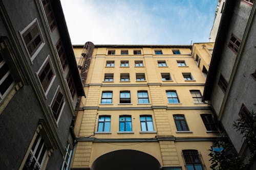 Kostenloses Stock Foto zu aufnahme von unten, fenster, gebäude