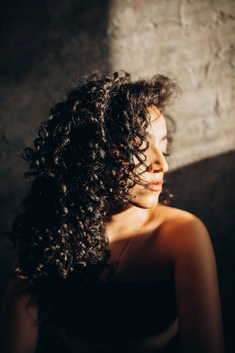 Cabello rizado hidratado con mascarilla para método curly con luz lateral
