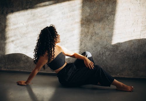 Free A woman sitting on the floor with her legs crossed Stock Photo