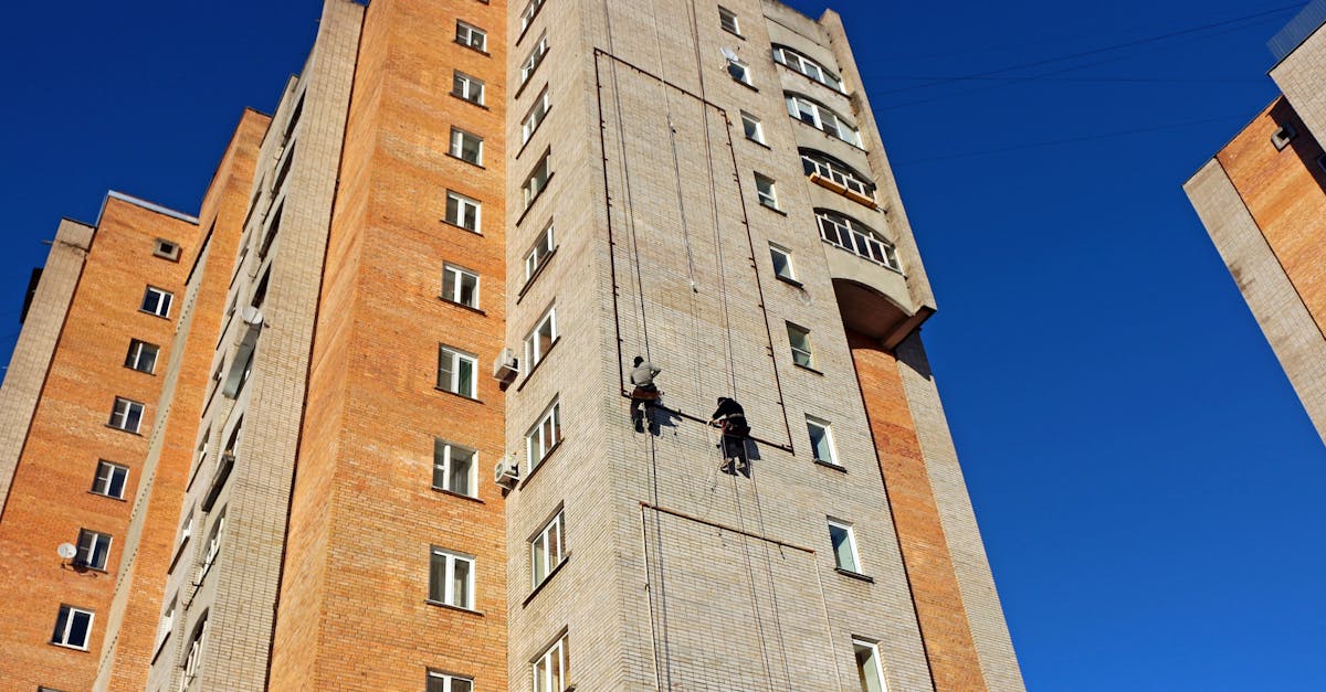 Person, Die An Einem Hochhaus Hängt · Kostenloses Stock Foto