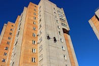 工人在高层建筑的立面上进行维护