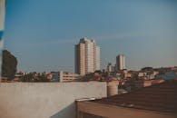 黄昏时分，晴朗的天空下，城市天际线与高层住宅建筑构成了一幅风景