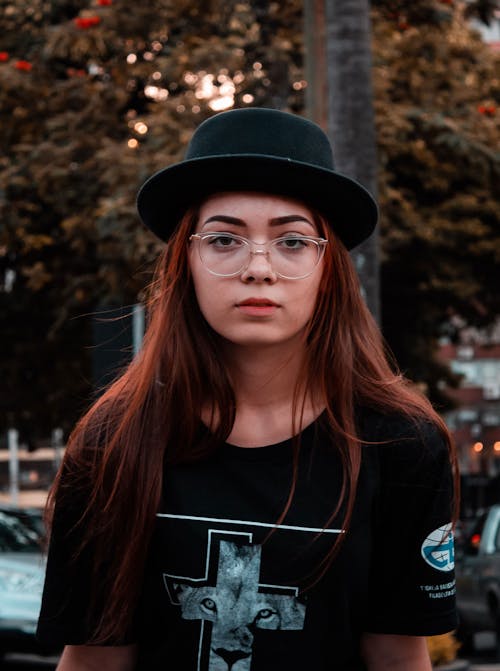 фотография женщины в черной шляпе федоре