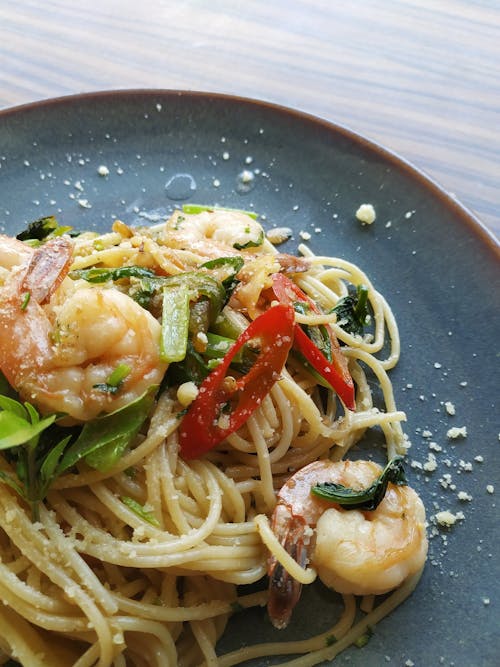 Pasta Di Gamberetti Servita Su Un Piatto Grigio