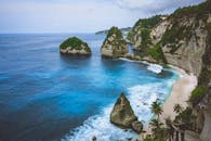 令人叹为观止的钻石海滩与岩石形成和绿松石水域在巴厘岛，印度尼西亚