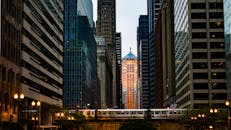 芝加哥市区，高架火车经过摩天大楼的迷人景色