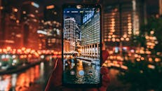 一部智能手机在夜间拍摄了芝加哥的天际线，并聚焦于特朗普大厦