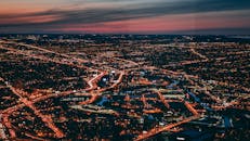 迷人的空中城市景观的芝加哥，照明的街道和充满活力的黄昏天空