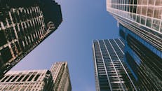 芝加哥市中心的摩天大楼在晴朗的蓝天下显得低矮