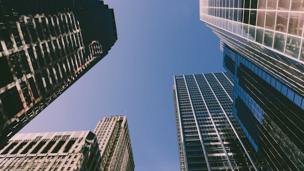 芝加哥市中心的摩天大楼在晴朗的蓝天下显得低矮