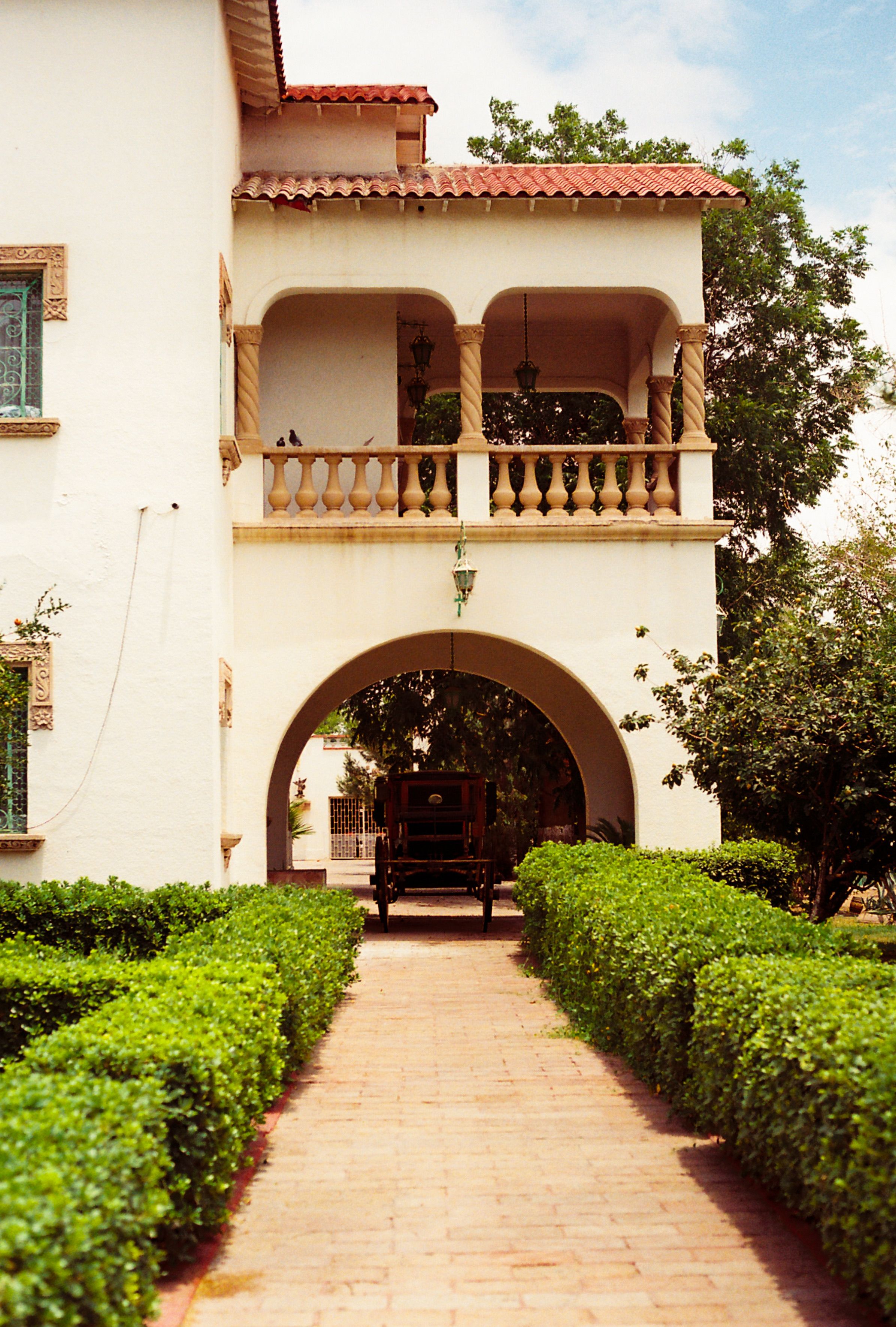 A house with a walkway and a garden · Free Stock Photo
