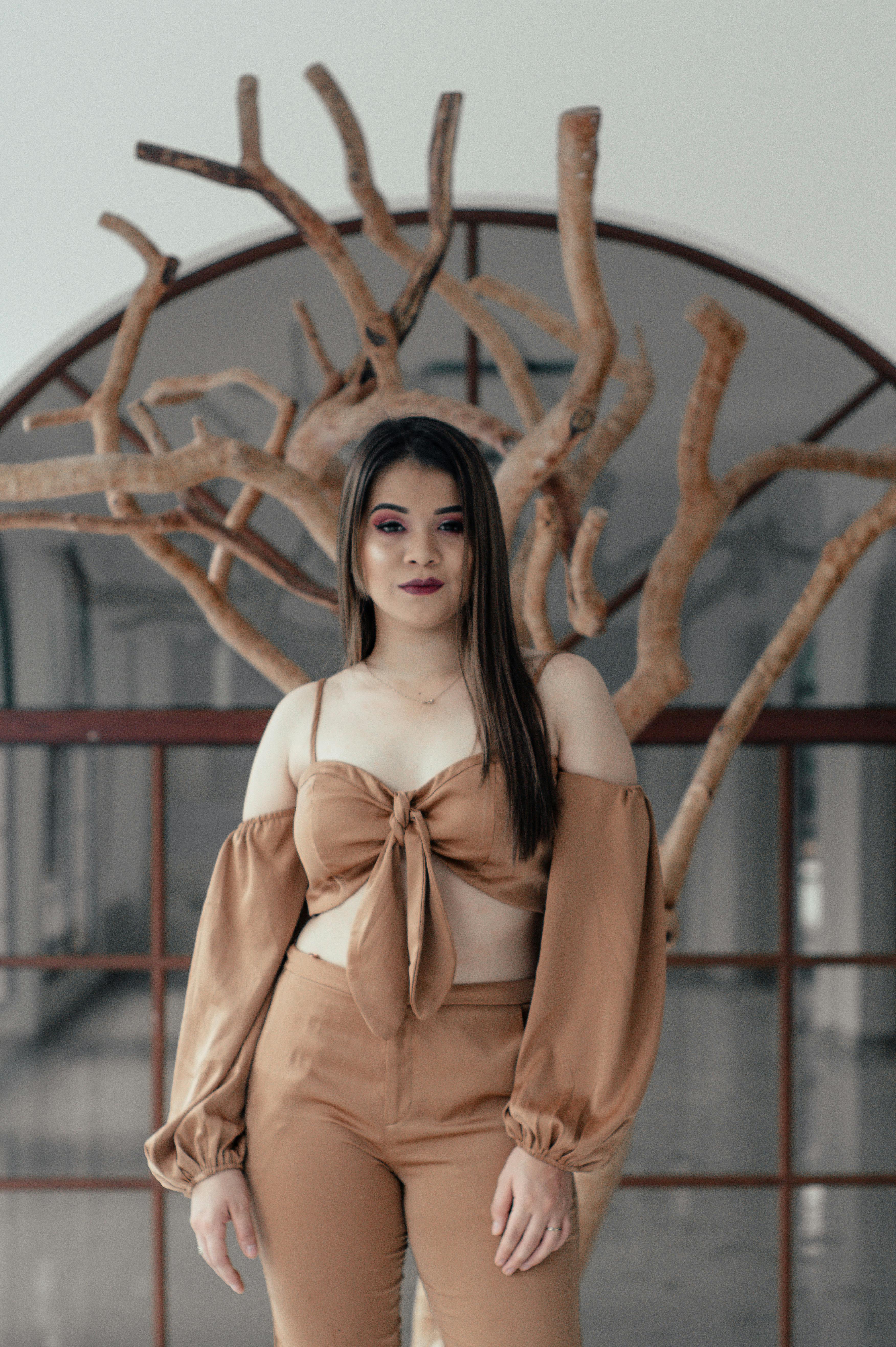 Bezpłatne Kobieta Stojąca Zdjęcie z galerii