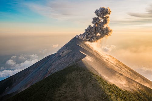 Atardecer Dourado Sobre Fogo