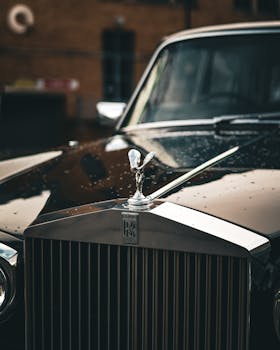 Iconic Rolls-Royce Silver Shadow with bonnet mascot and sleek design.