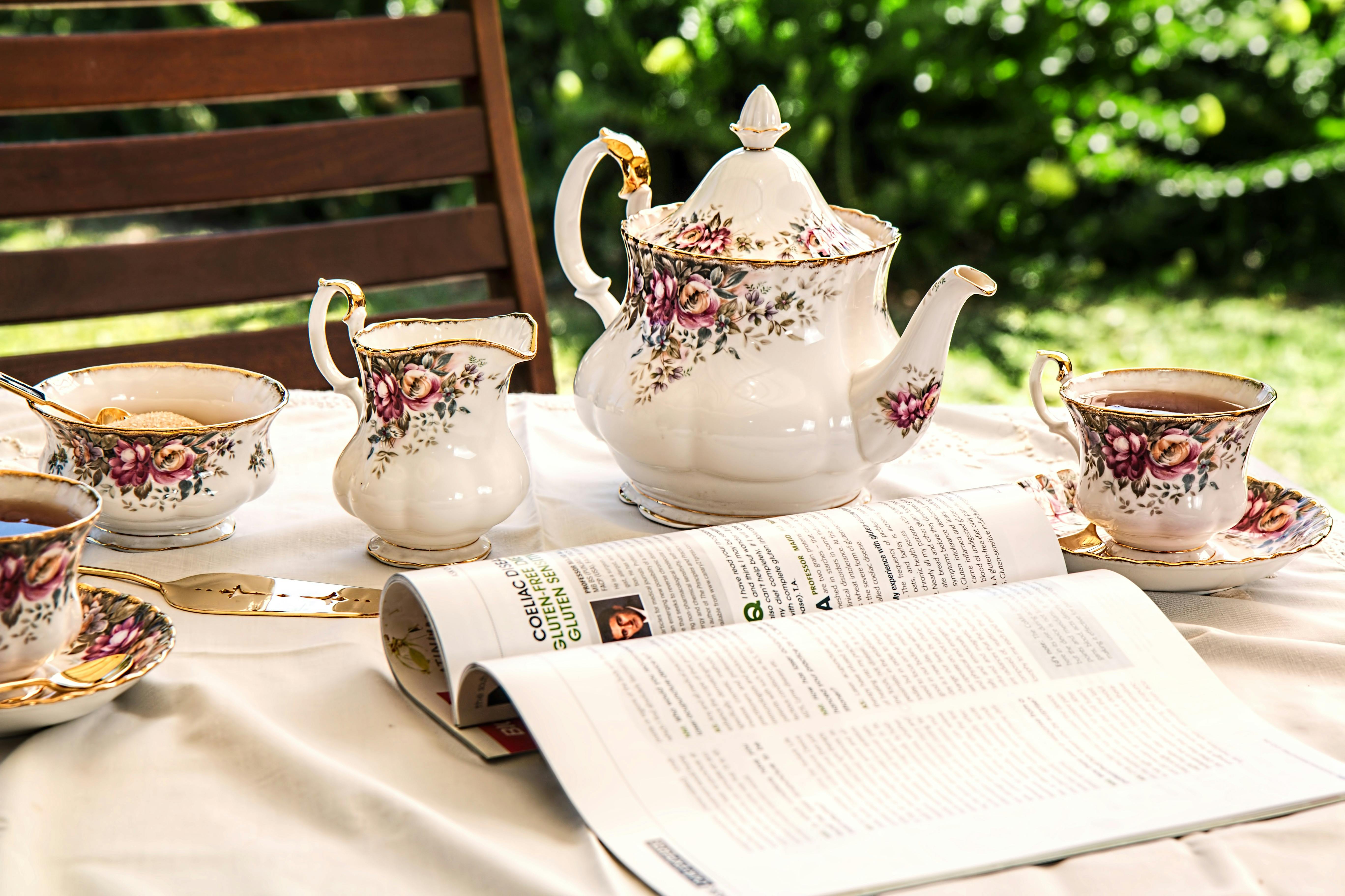 Tea set on the table | Photo: Pexels