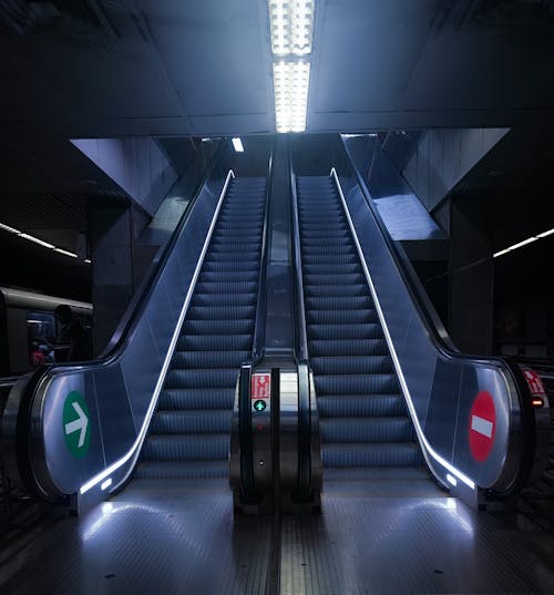 Foto profissional grátis de escada rolante, escadas rolantes, estação de metrô