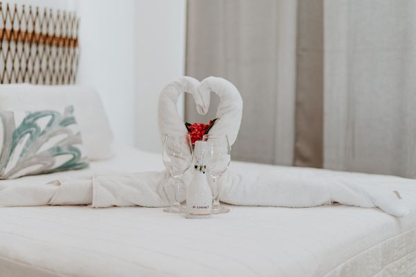 Cisne feito com toalha sobre a cama