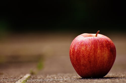 표면에 빨간 사과 과일