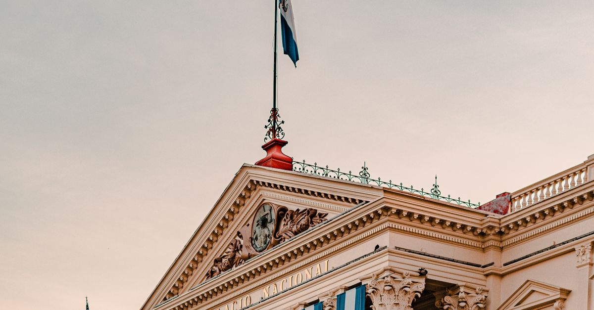 Medios salvadoreños reportan la caída del bitcoin en medio de la apuesta oficial por compras diarias Medios salvadoreños reportan la caída del bitcoin en medio de la apuesta oficial por compras diarias