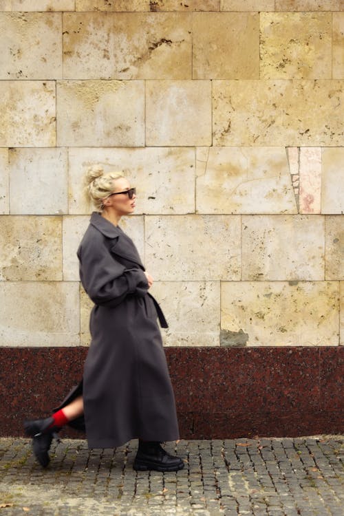 Základová fotografie zdarma na téma blond, chůze, městský