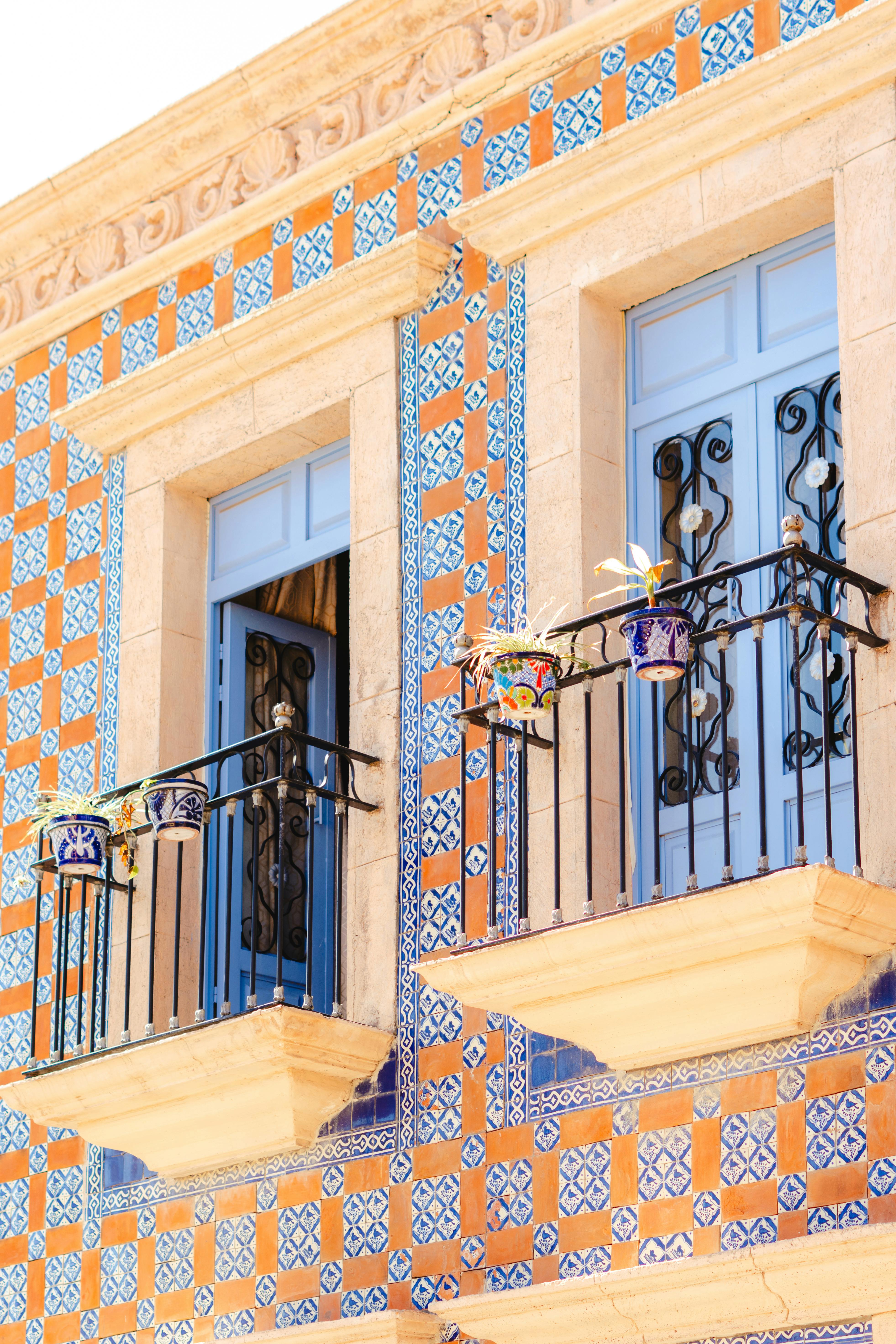 Vibrant colonial building facade with intricate tilework in Tequisquiapan, Mexico.