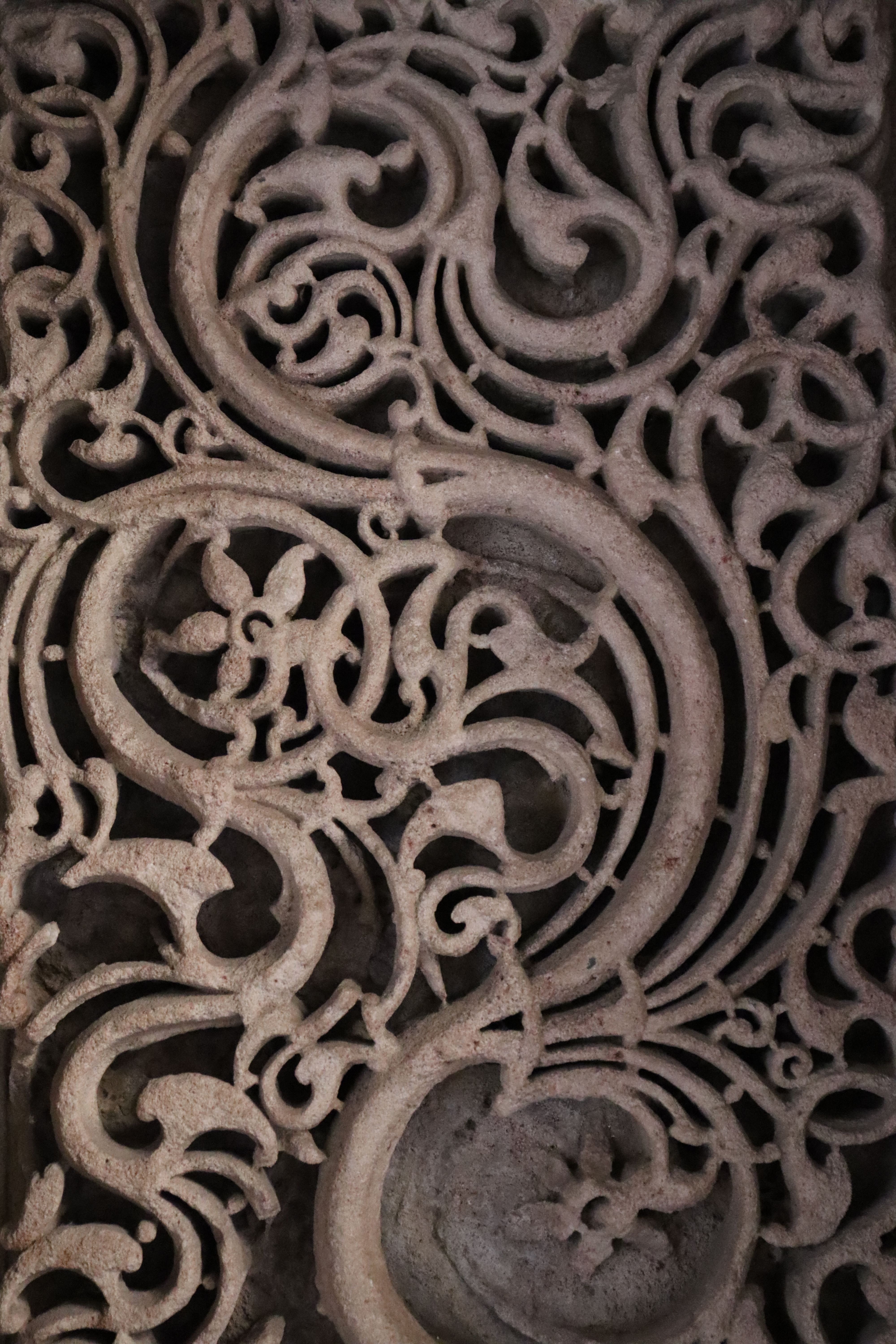 Fotomural Diseño elaborado y ornamentado con intrincados patrones de scroll y florales, perfecto para arte y decoración.