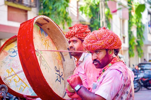 Fotobanka s bezplatnými fotkami na tému červené turbany, festival, hudobníci