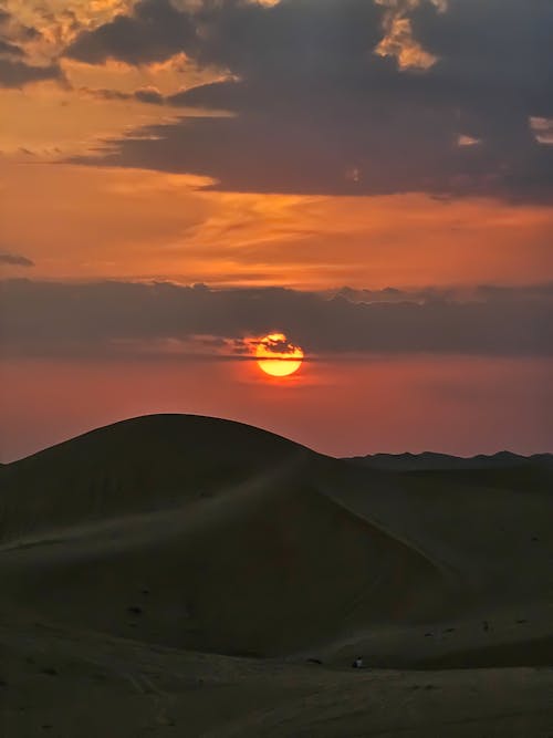 akşam karanlığı, aşırı arazi, çöl içeren Ücretsiz stok fotoğraf