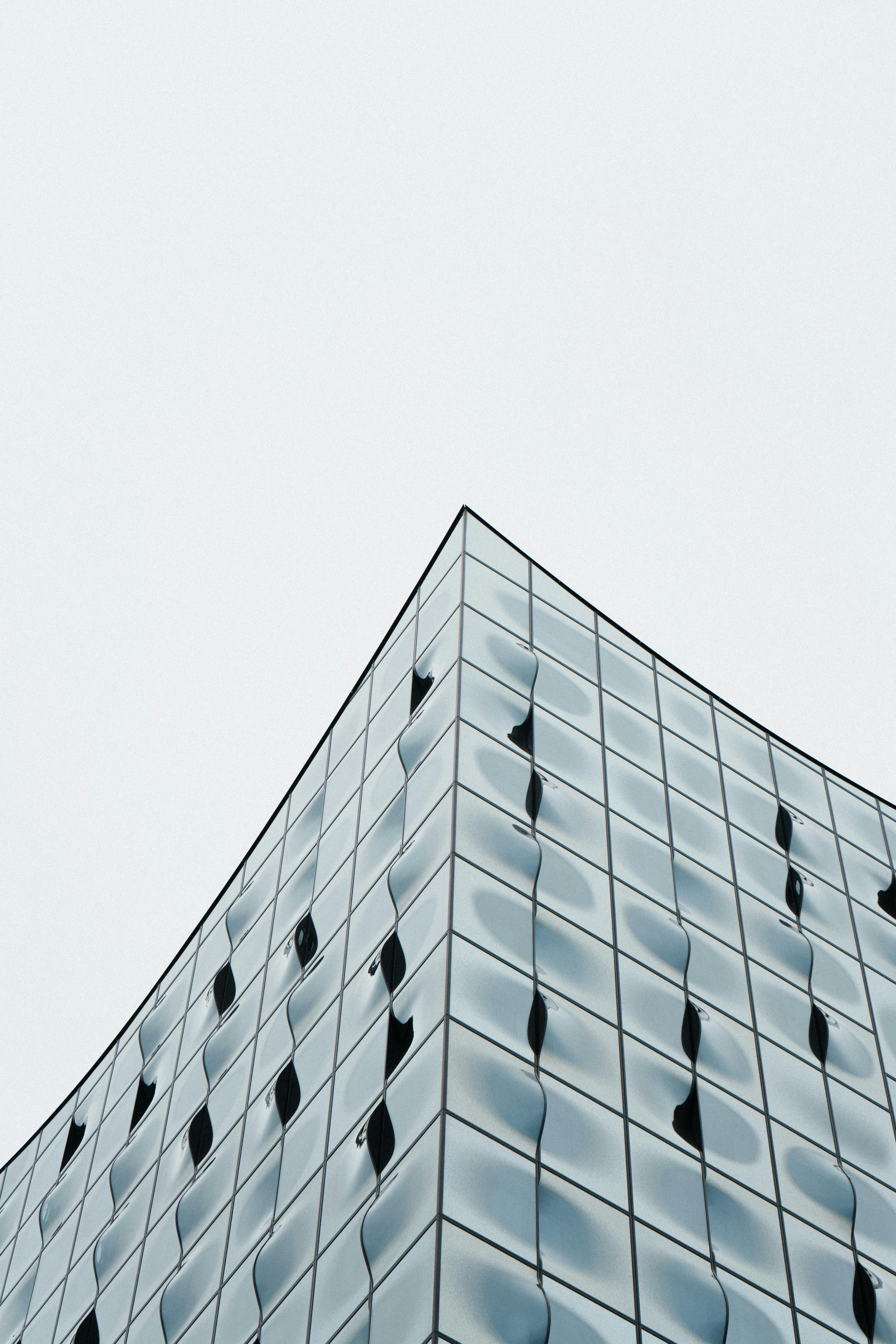 Minimalist image of a modern glass skyscraper in Hamburg, Germany.
