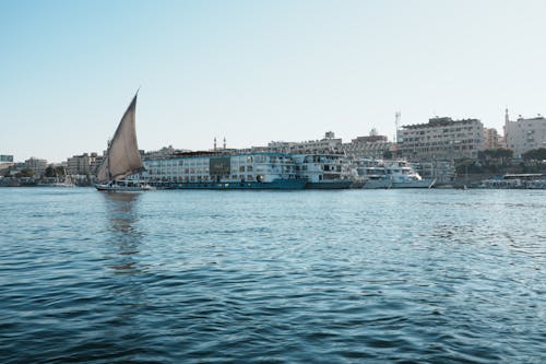 Foto profissional grátis de balsas, barco a vela, beira-mar