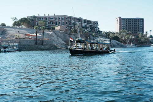 Darmowe zdjęcie z galerii z flaga nilu, łodzie, łodzie turystyczne