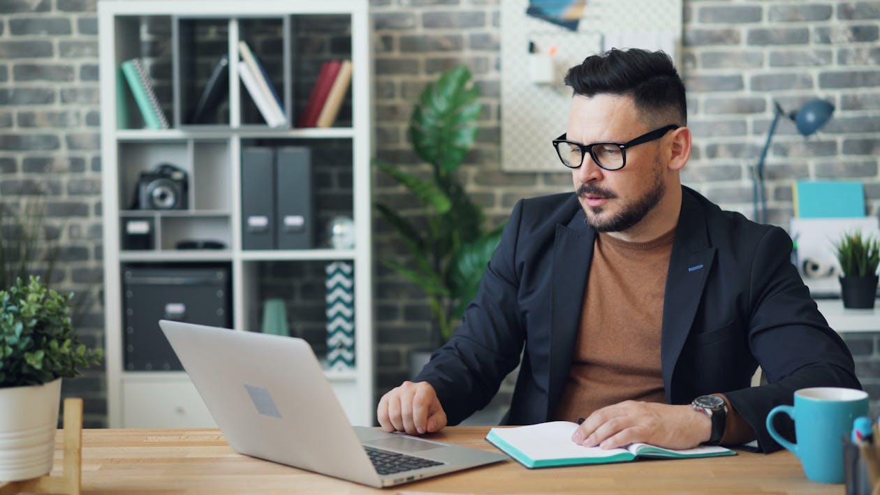 Immagine gratuita di banco, laptop, lavorando