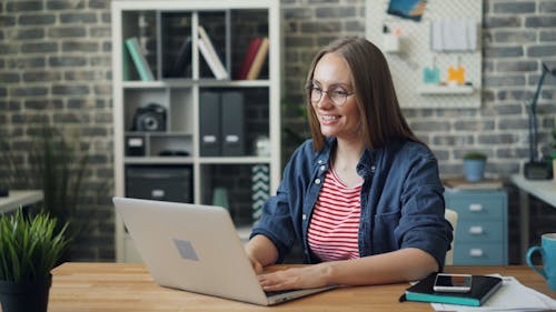 Fotos de stock gratuitas de cuaderno, escribiendo, mujer