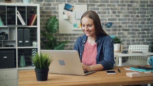 Δωρεάν στοκ φωτογραφιών με laptop, γραφείο, γυναίκα