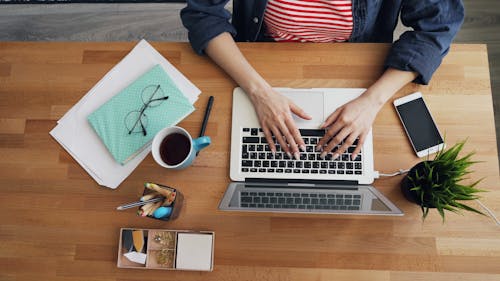 Foto stok gratis biro, buku agenda, kacamata