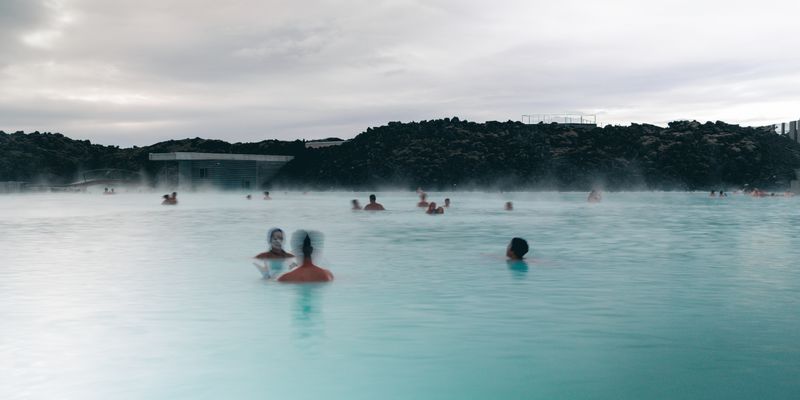 Bañistas en la Laguna Azul de Islandia