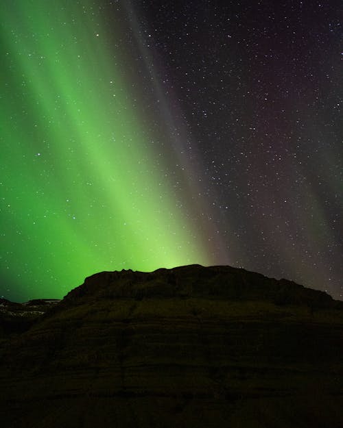 Aurora borealis, dağ, dikey atış içeren Ücretsiz stok fotoğraf