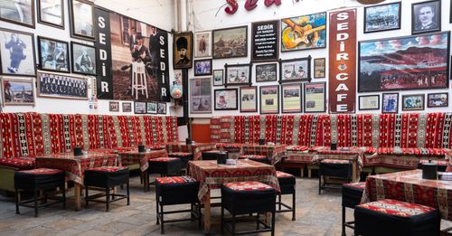 Free Cozy Turkish café with traditional decor and red patterned seats in İzmir, Türkiye. Stock Photo