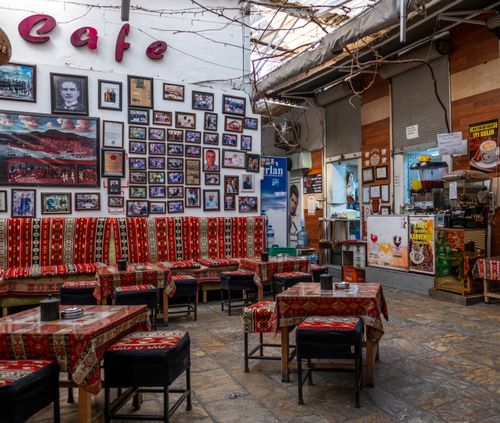 Free Colorful traditional Turkish café interior with decorations and seating in İzmir, Türkiye. Stock Photo